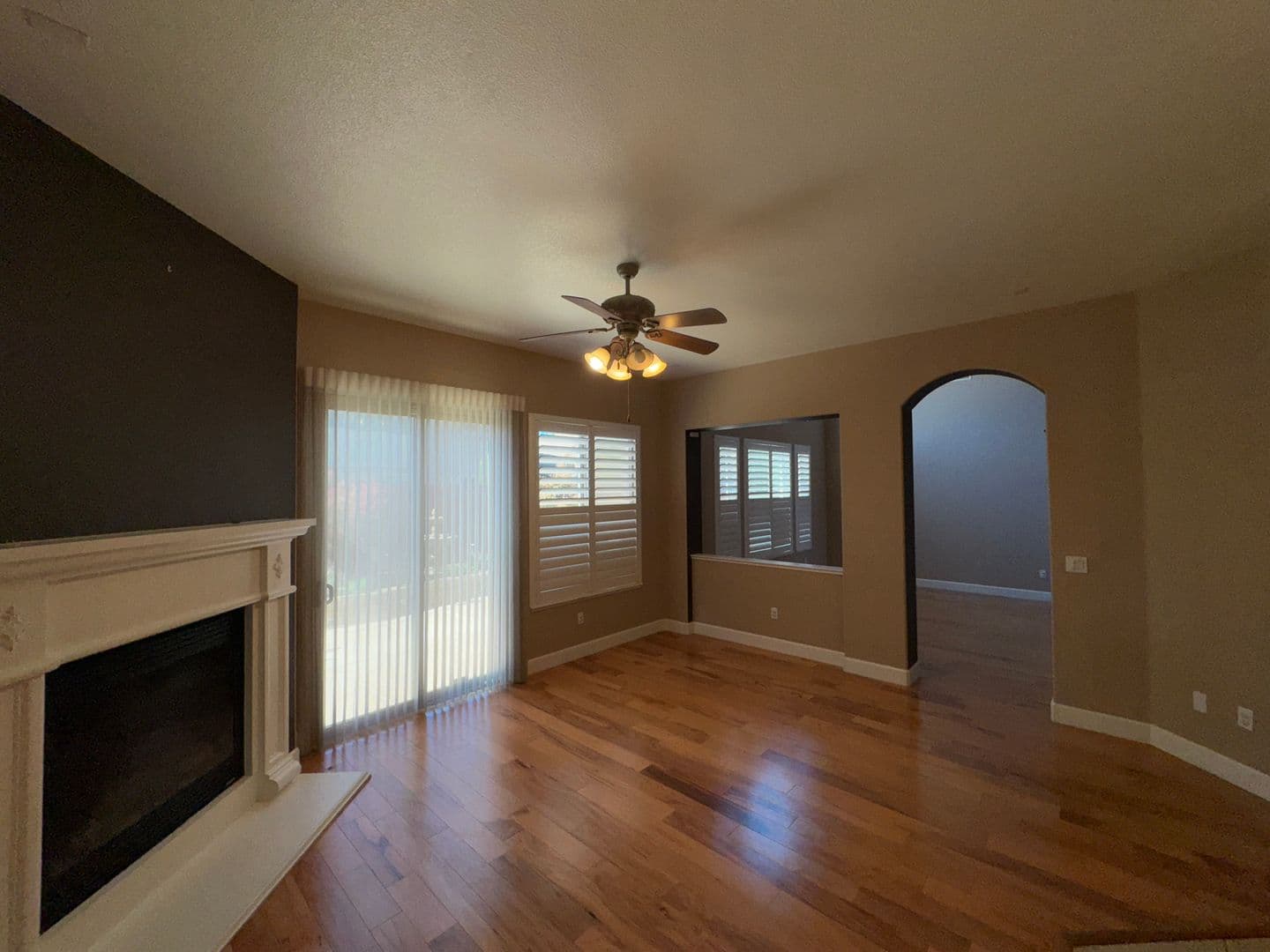 Elk Grove House: 10364 Via Cinta Court