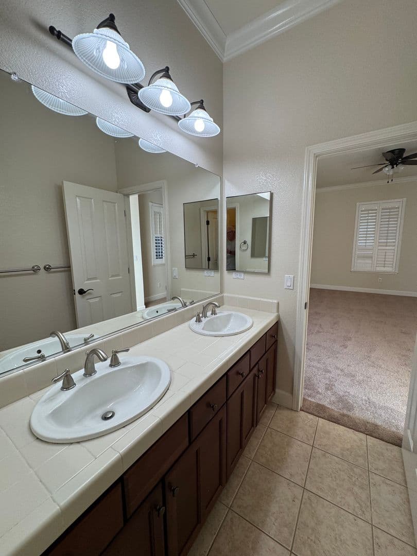 Sacramento House: 3744 Clubside Lane