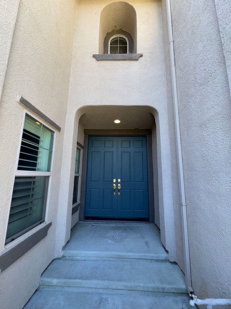 Elk Grove House: 10364 Via Cinta Court