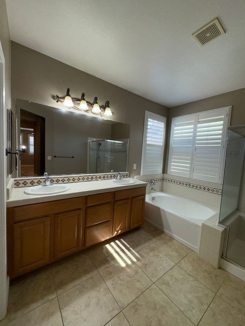 Elk Grove House: 10364 Via Cinta Court
