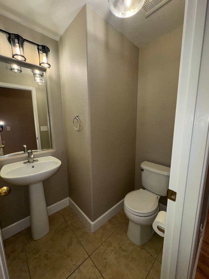 Elk Grove House: 10364 Via Cinta Court