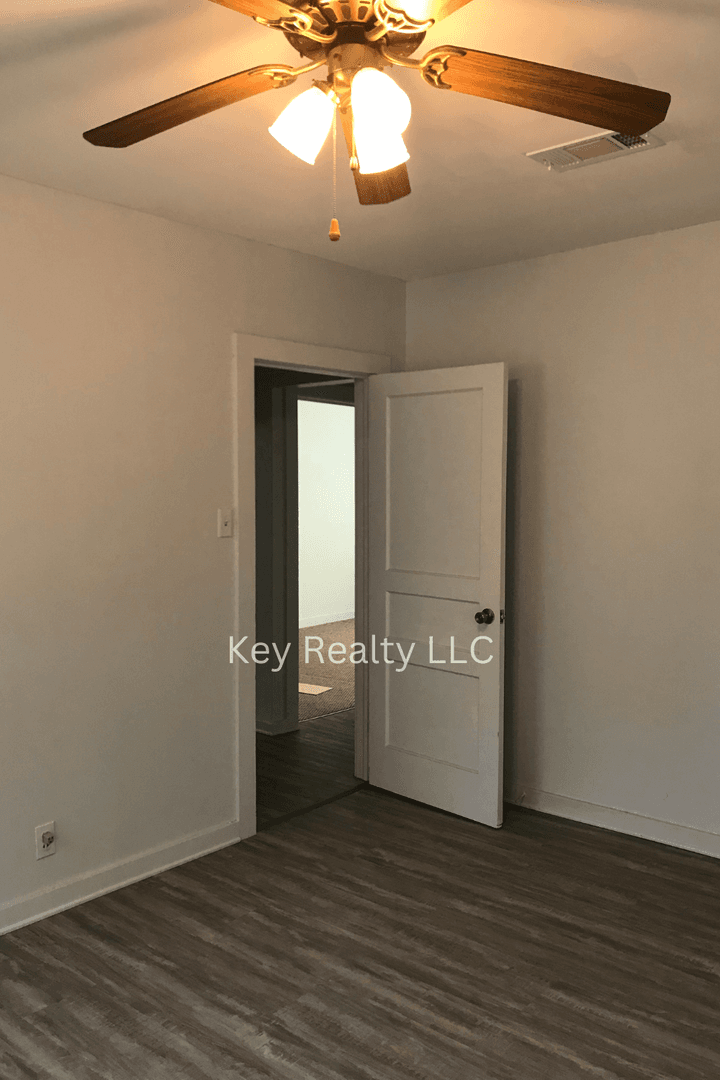 Dry Prong House: 21046 Hwy 167