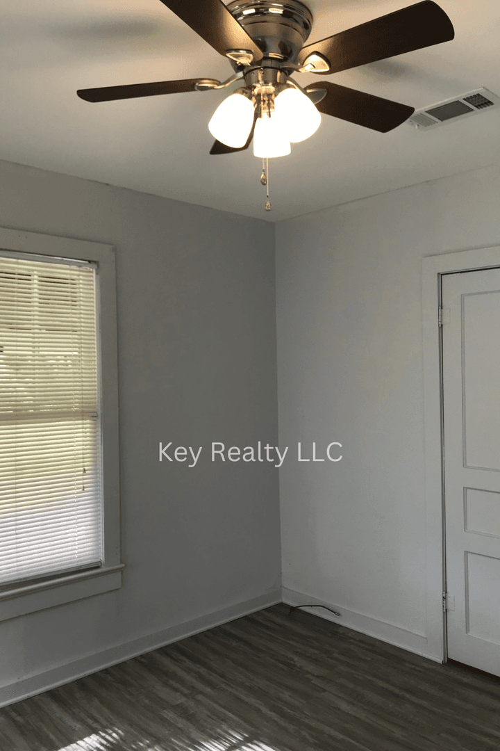 Dry Prong House: 21046 Hwy 167