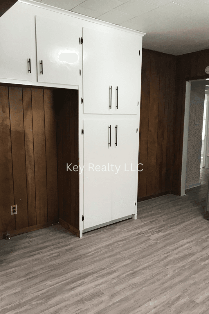 Dry Prong House: 21046 Hwy 167
