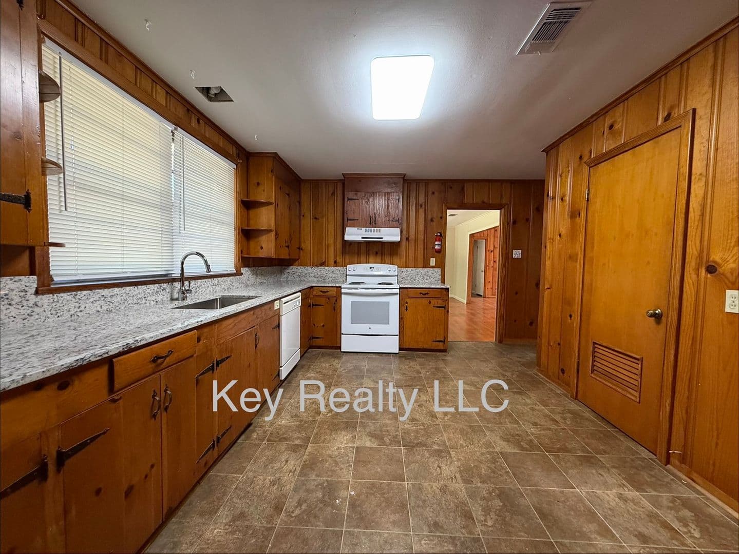 Pineville House: 4519 Woodlawn Dr