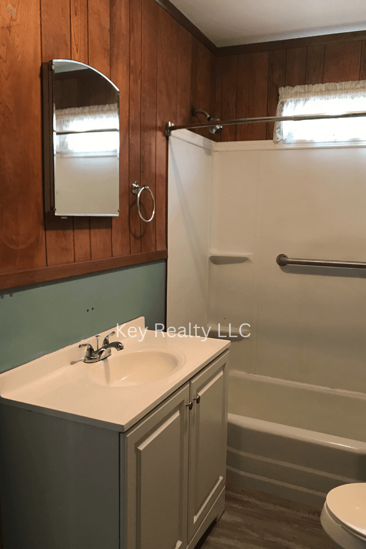Dry Prong House: 21046 Hwy 167