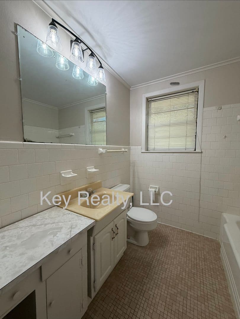 Pineville House: 4519 Woodlawn Dr