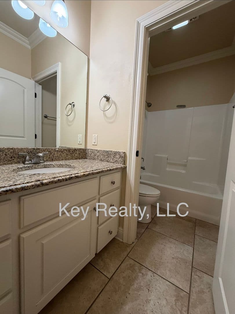 Alexandria House: 5229 Rue De Chateau