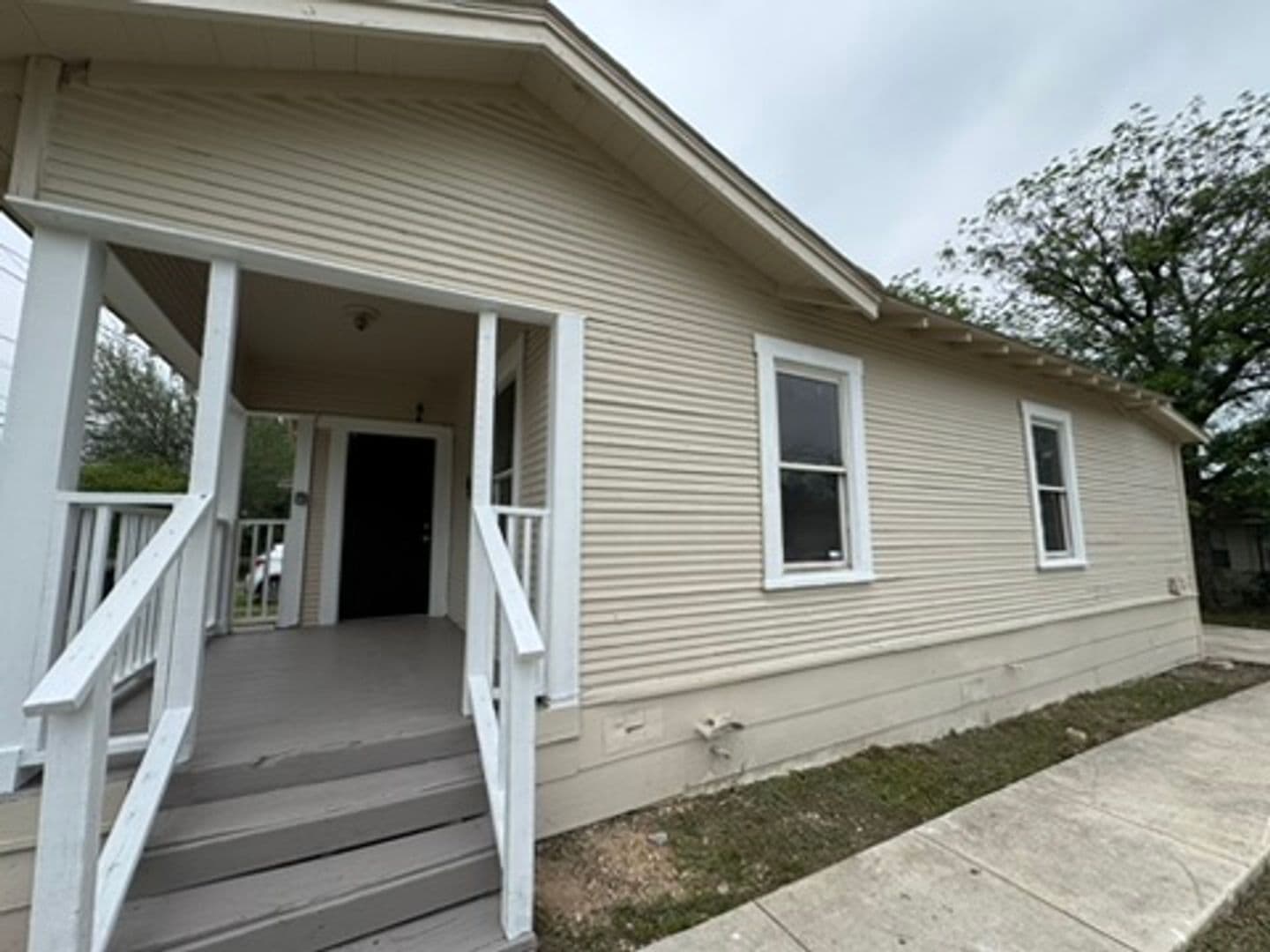 San Antonio House: 420 Clark Avenue