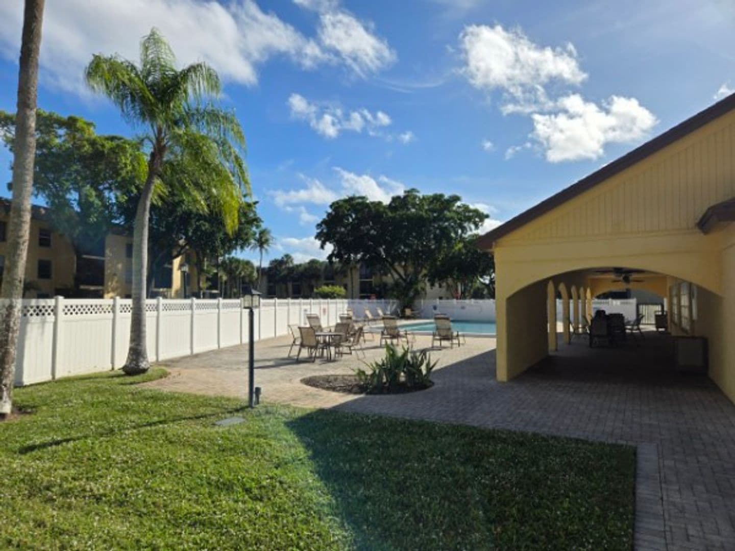 Boca Raton Condo: 490 NW 20th ST Unit 211