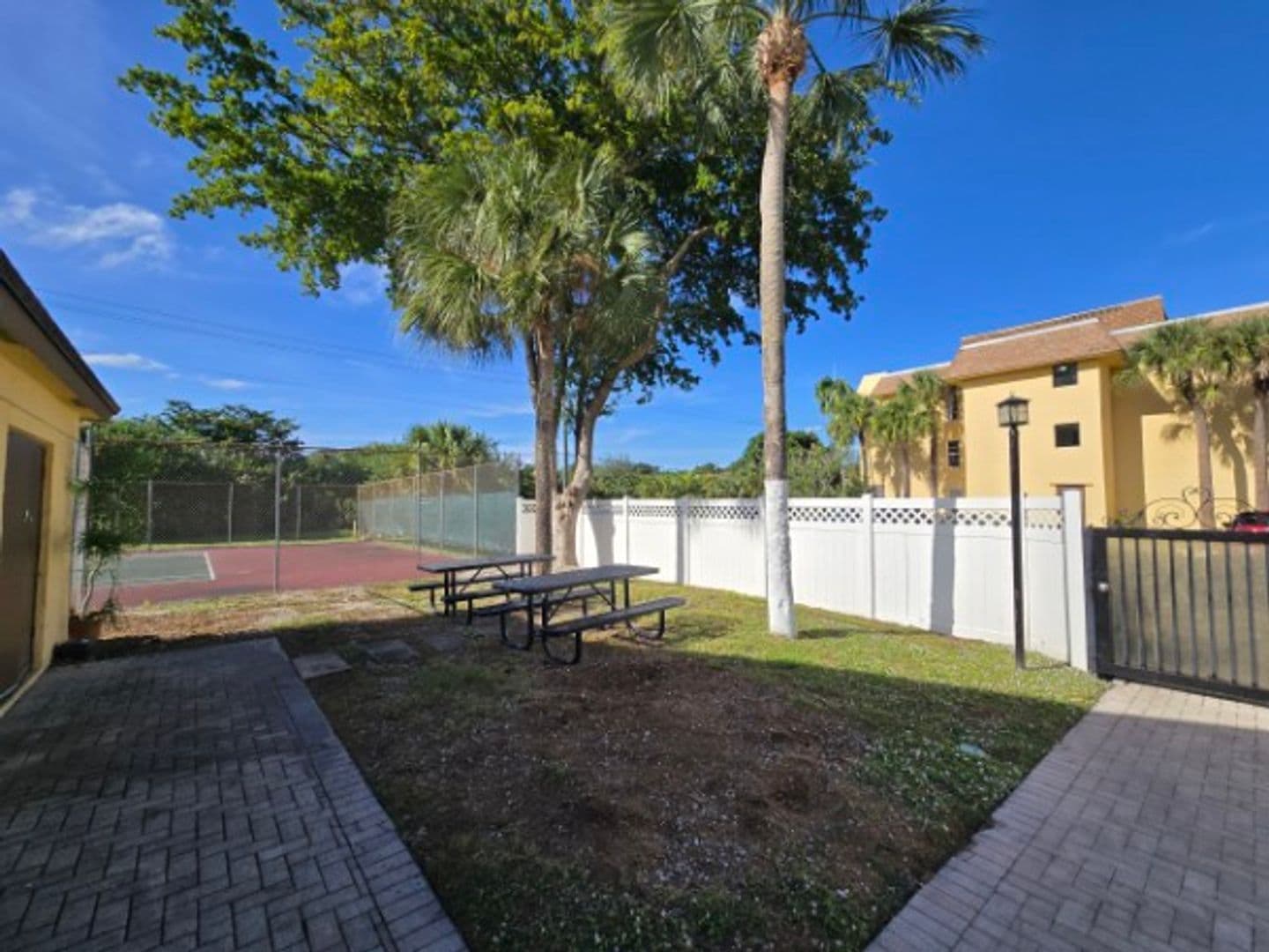 Boca Raton Condo: 490 NW 20th ST Unit 211