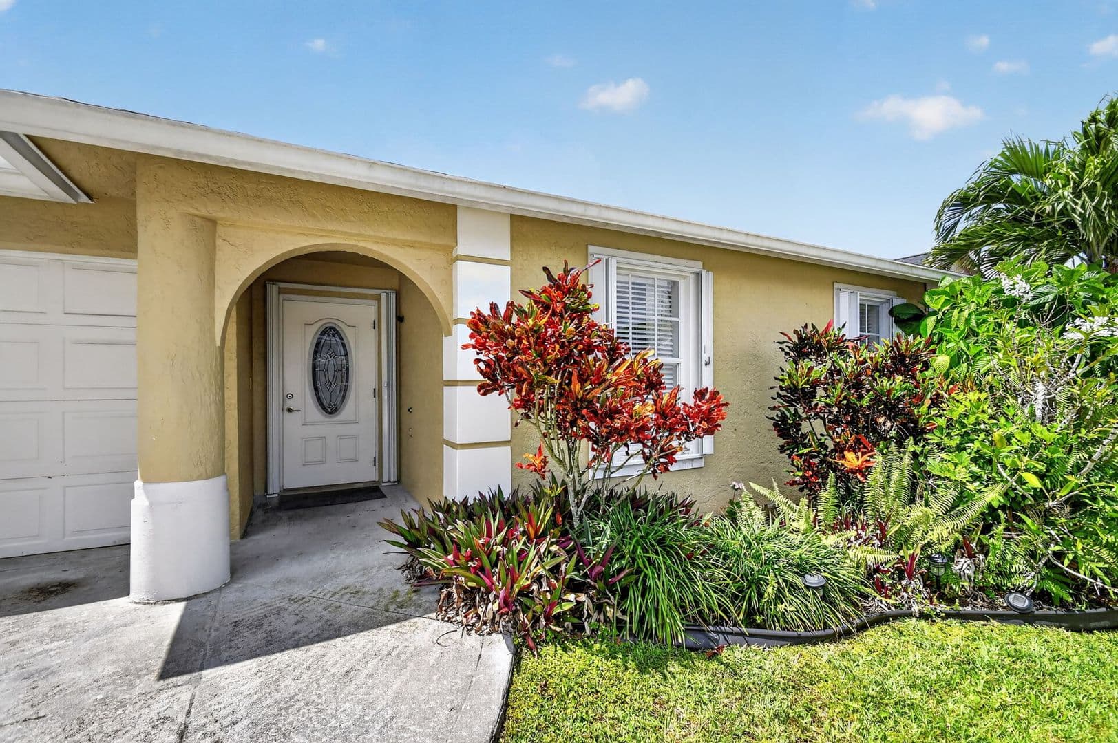 Greenacres House: 1080 Salmon Isle Greenacres