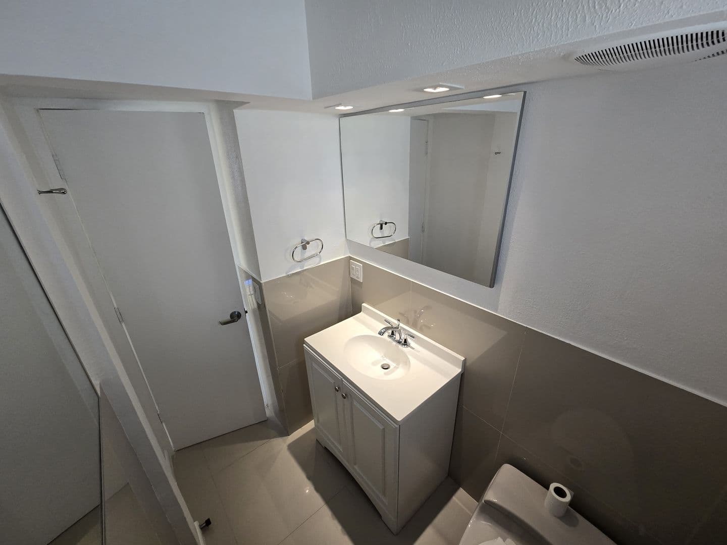 Miami Condo: 2800 NE 203rd St Apt 24