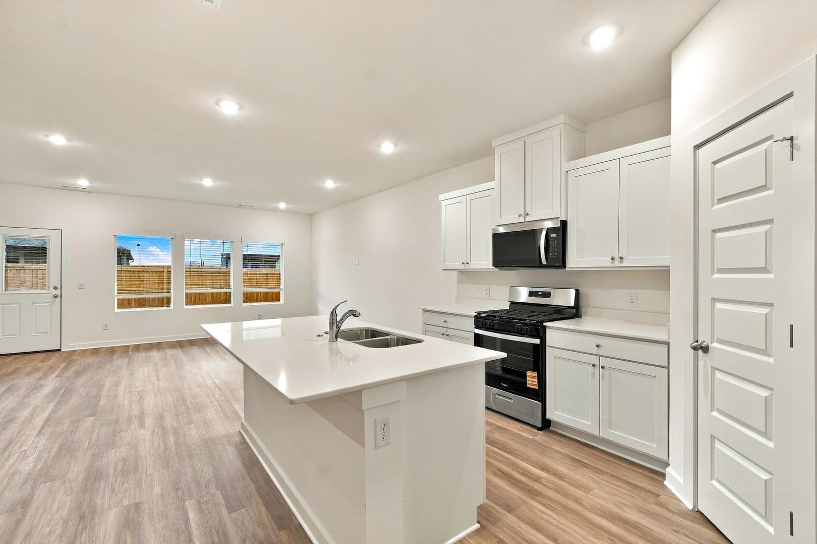 Fayetteville House: 612 S Neon Ave