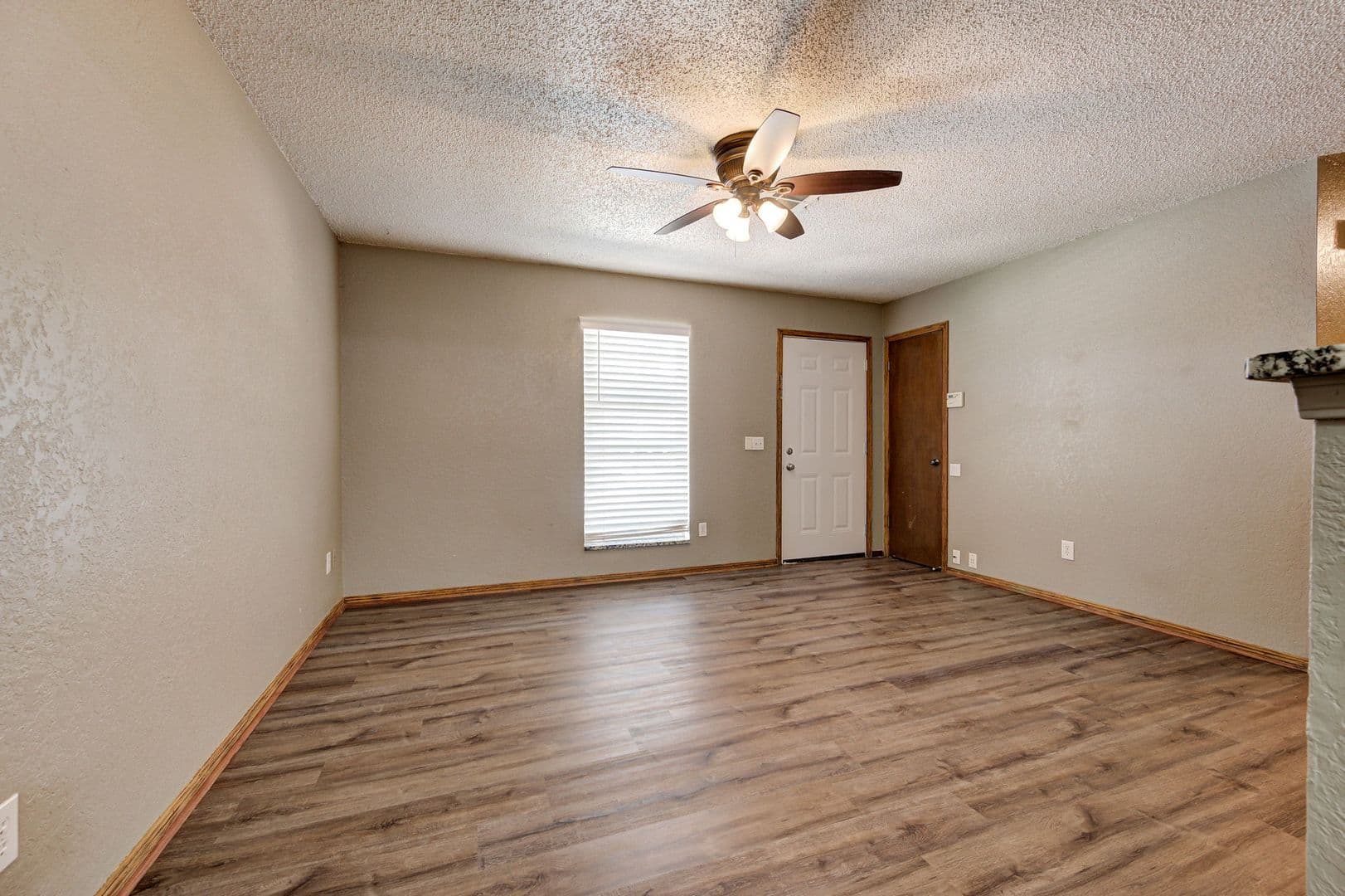 Mustang House: 830 W Perry Dr