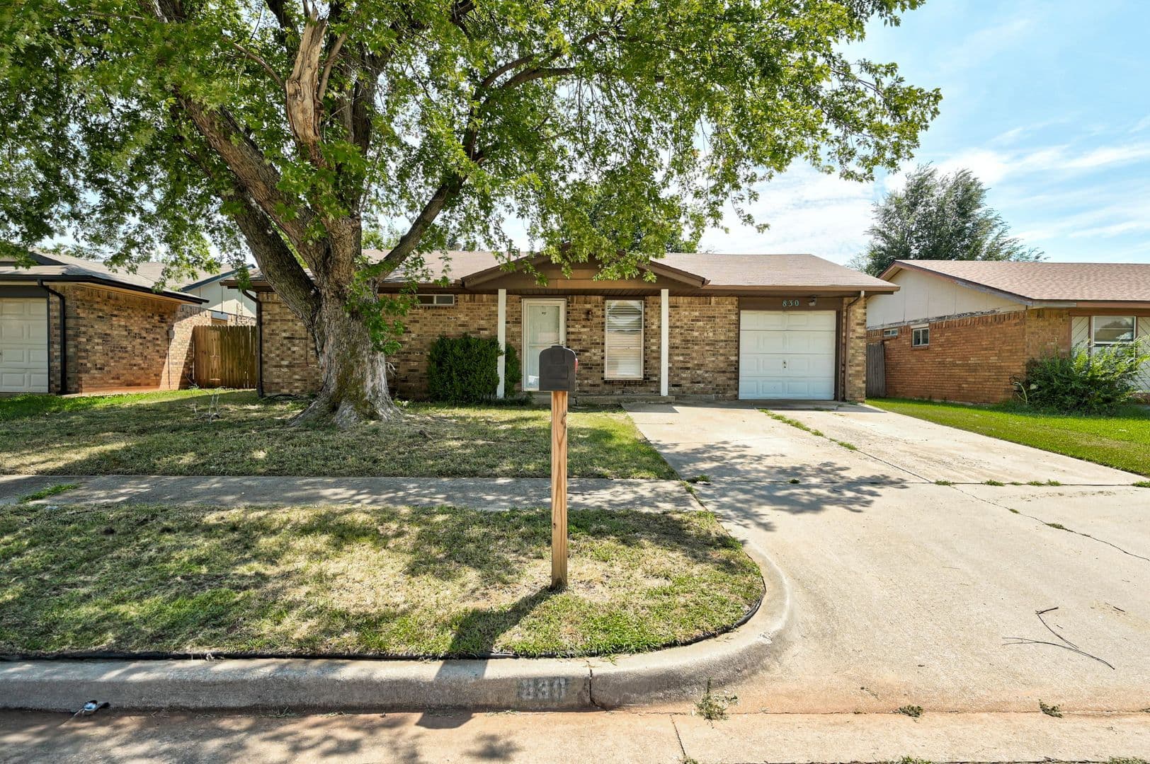Mustang House: 830 W Perry Dr
