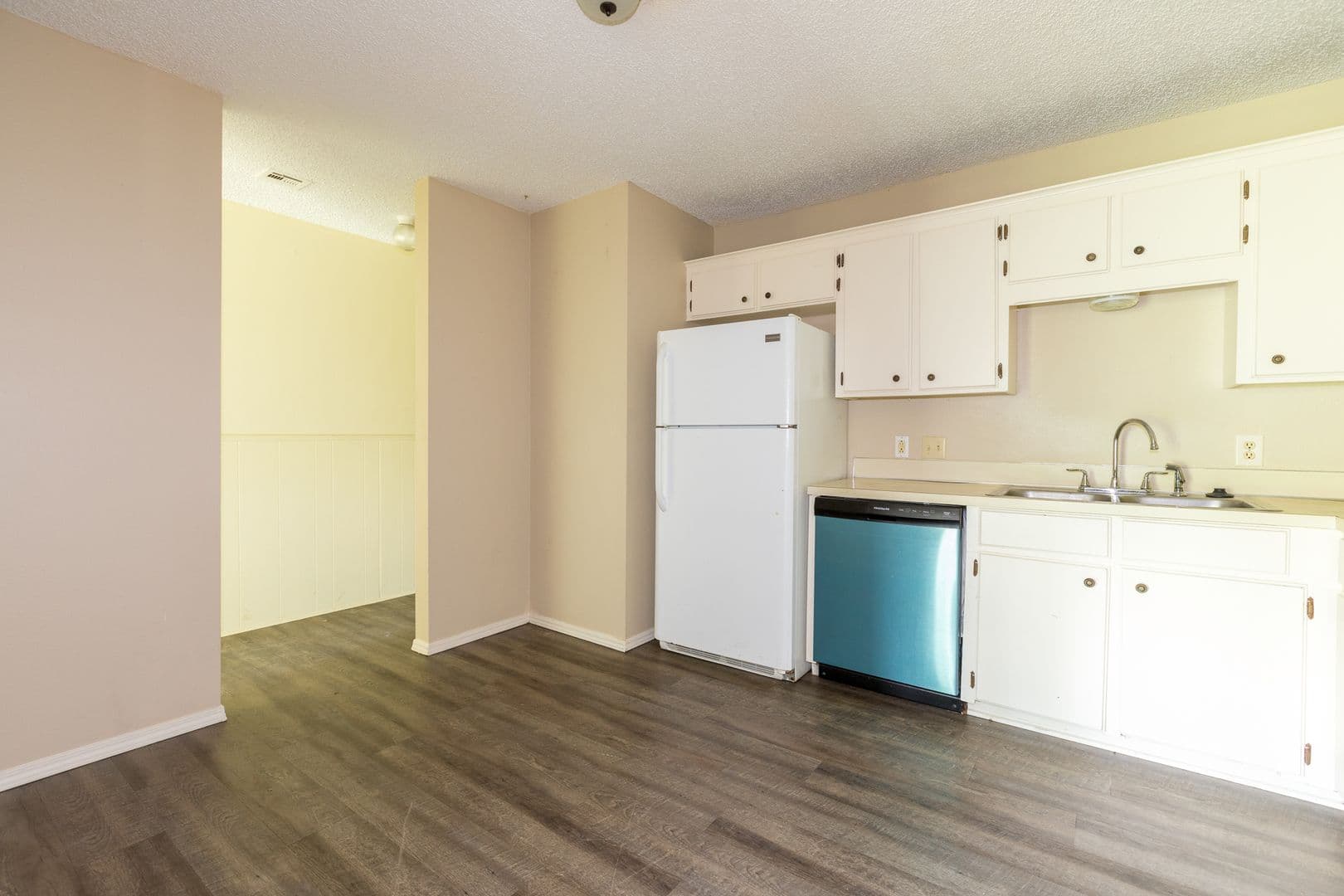 Claremore Apartment: 1421 W Lillian St