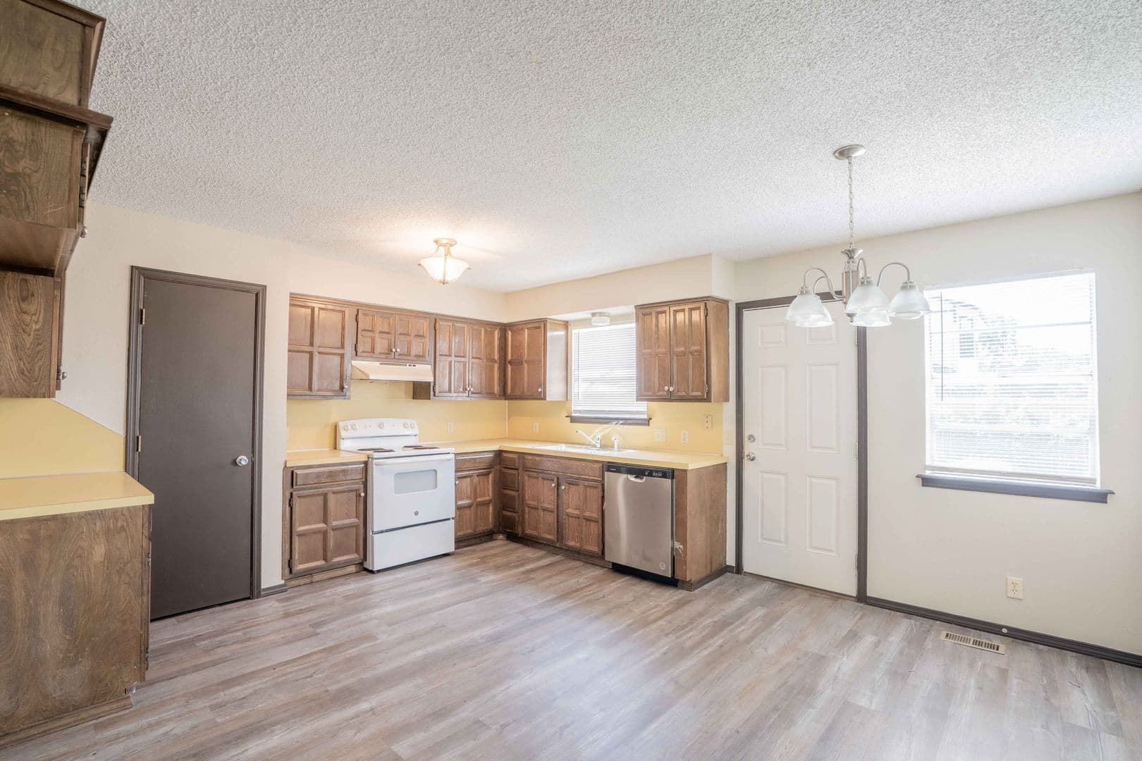 Broken Arrow Apartment: 2321 W Galveston St
