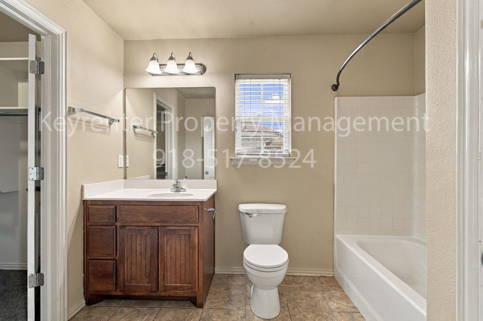 Collinsville House: 2121 W Oak St