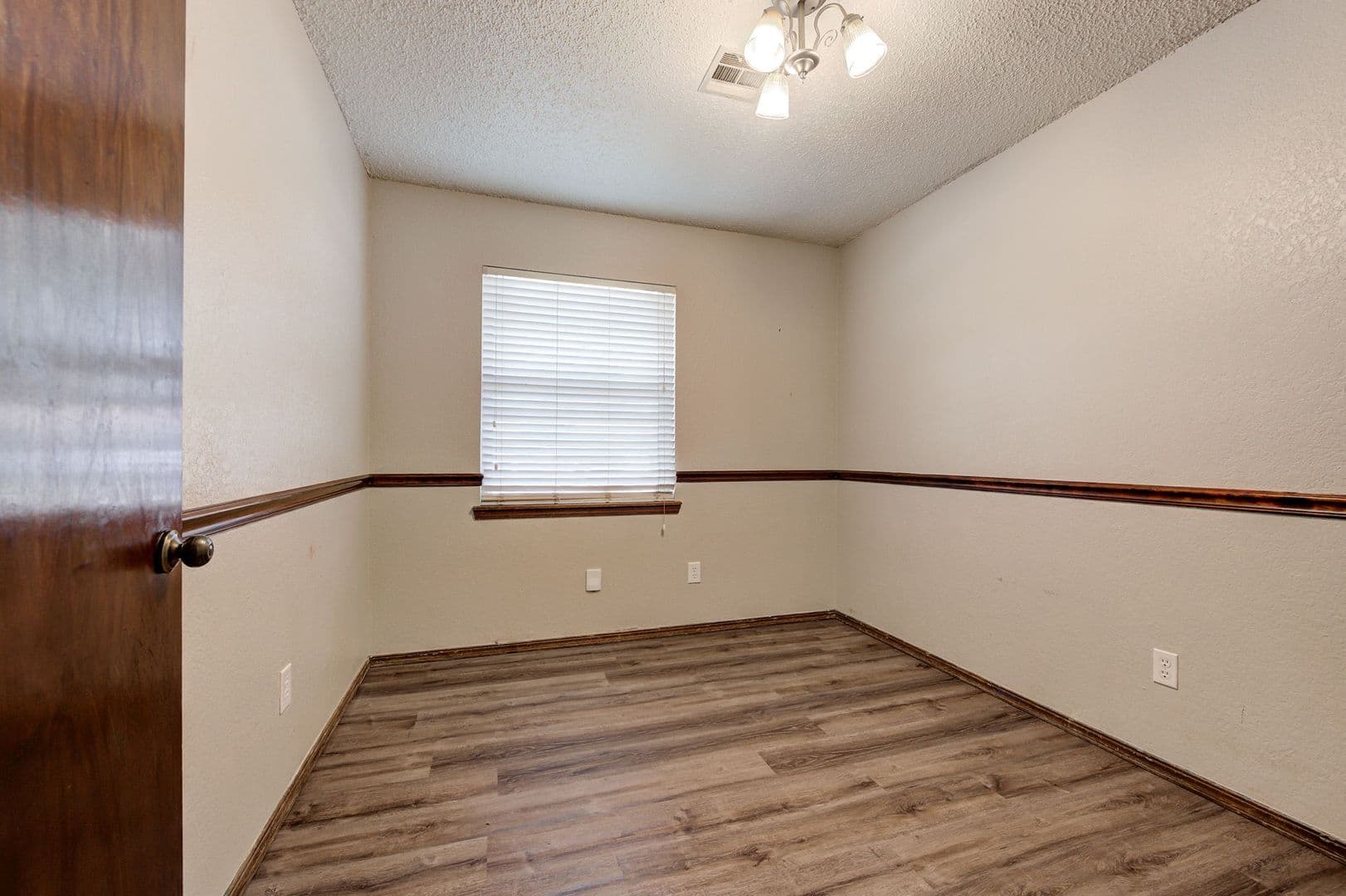 Mustang House: 830 W Perry Dr