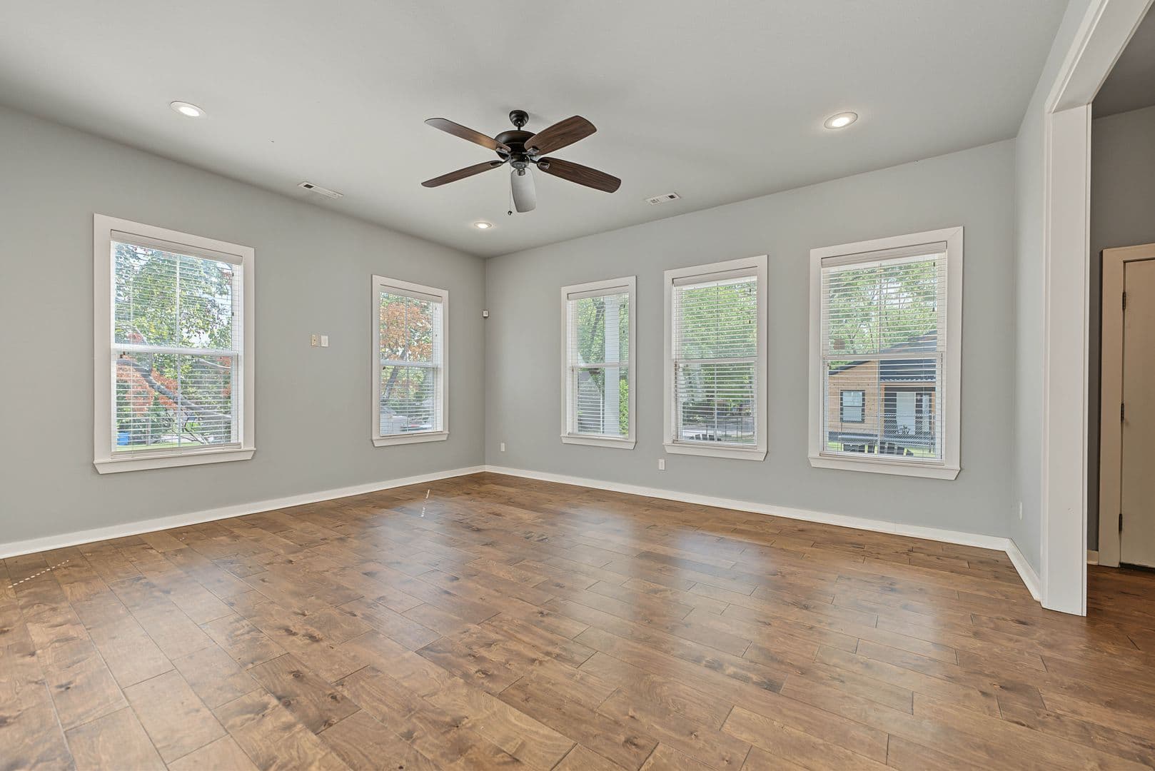 Fayetteville House: 380 S East Ave