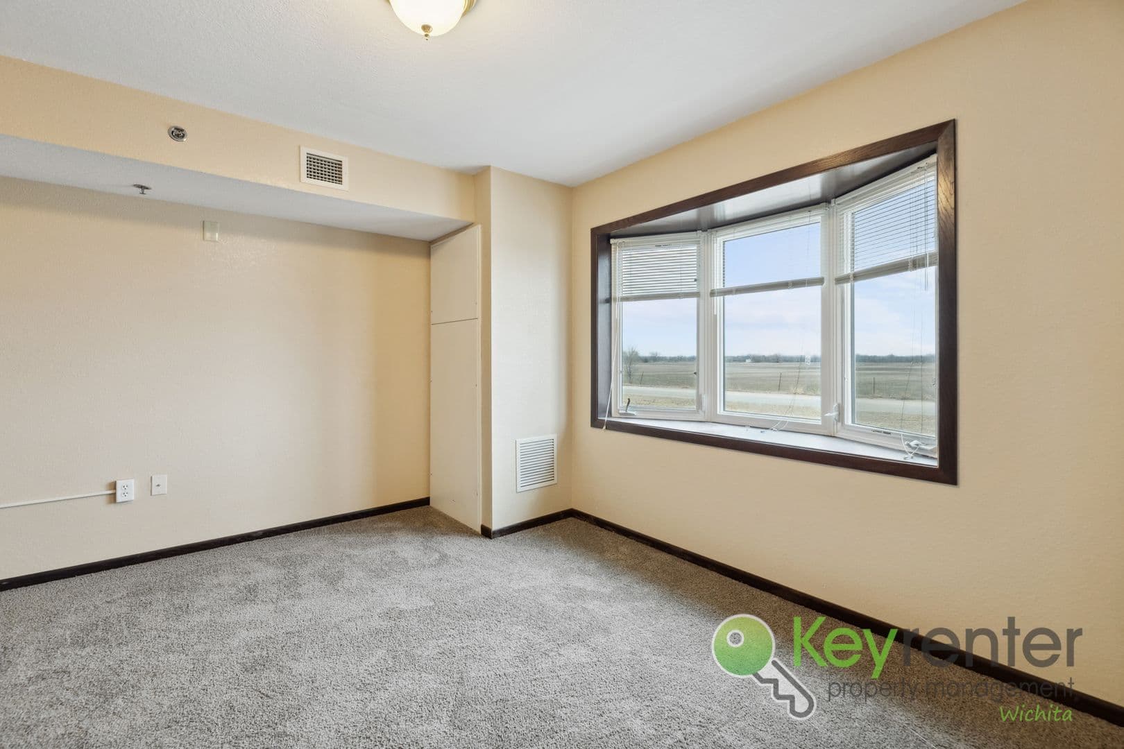 Lyons Apartment: 1411 S Douglas Ave