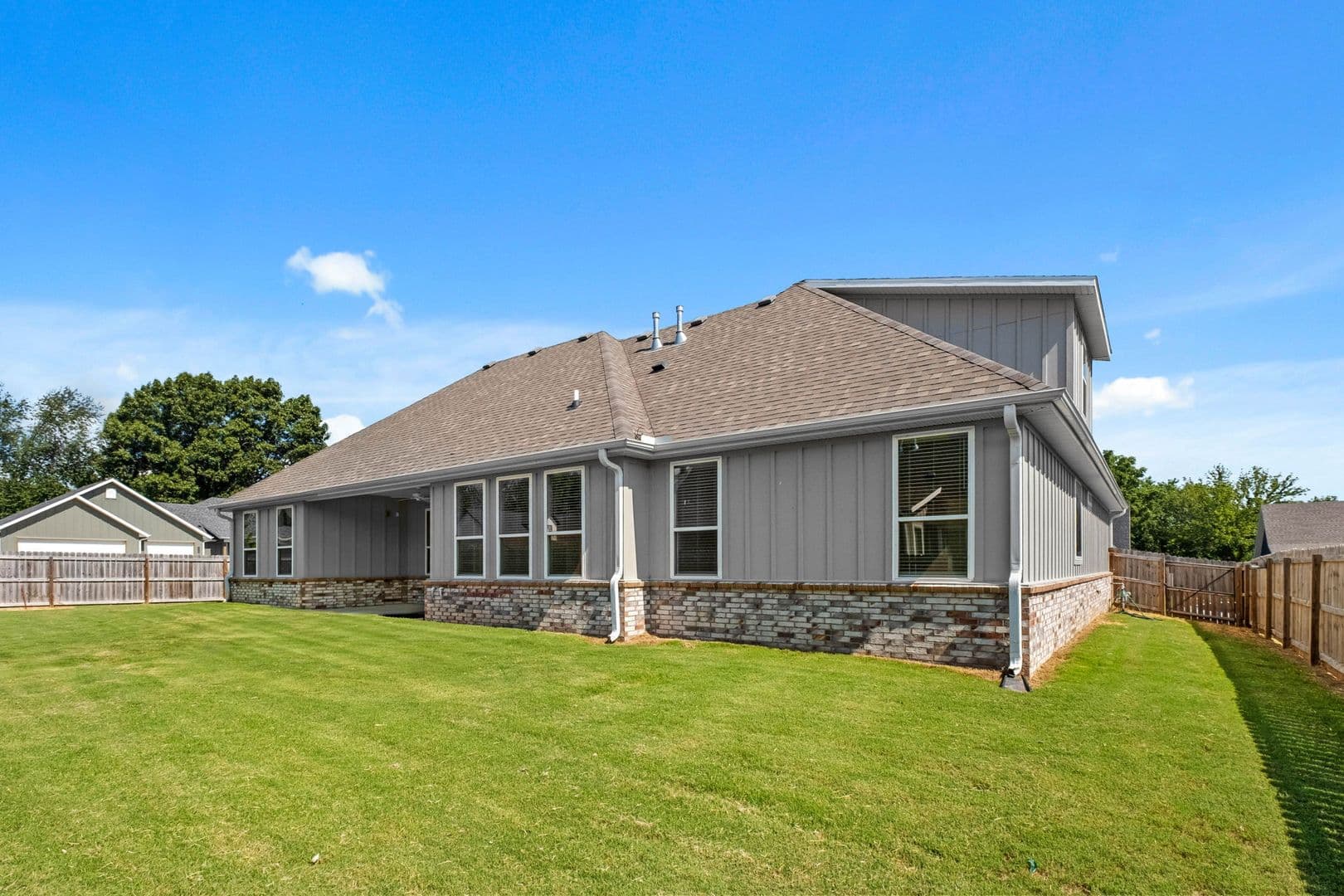 Prairie Grove House: 823 Mueller Way