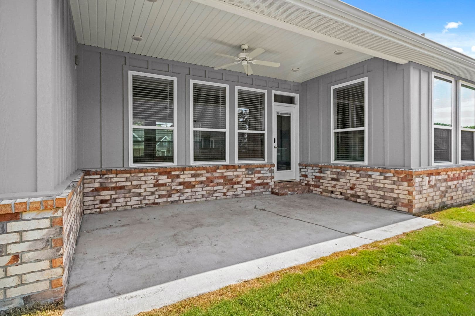 Prairie Grove House: 823 Mueller Way