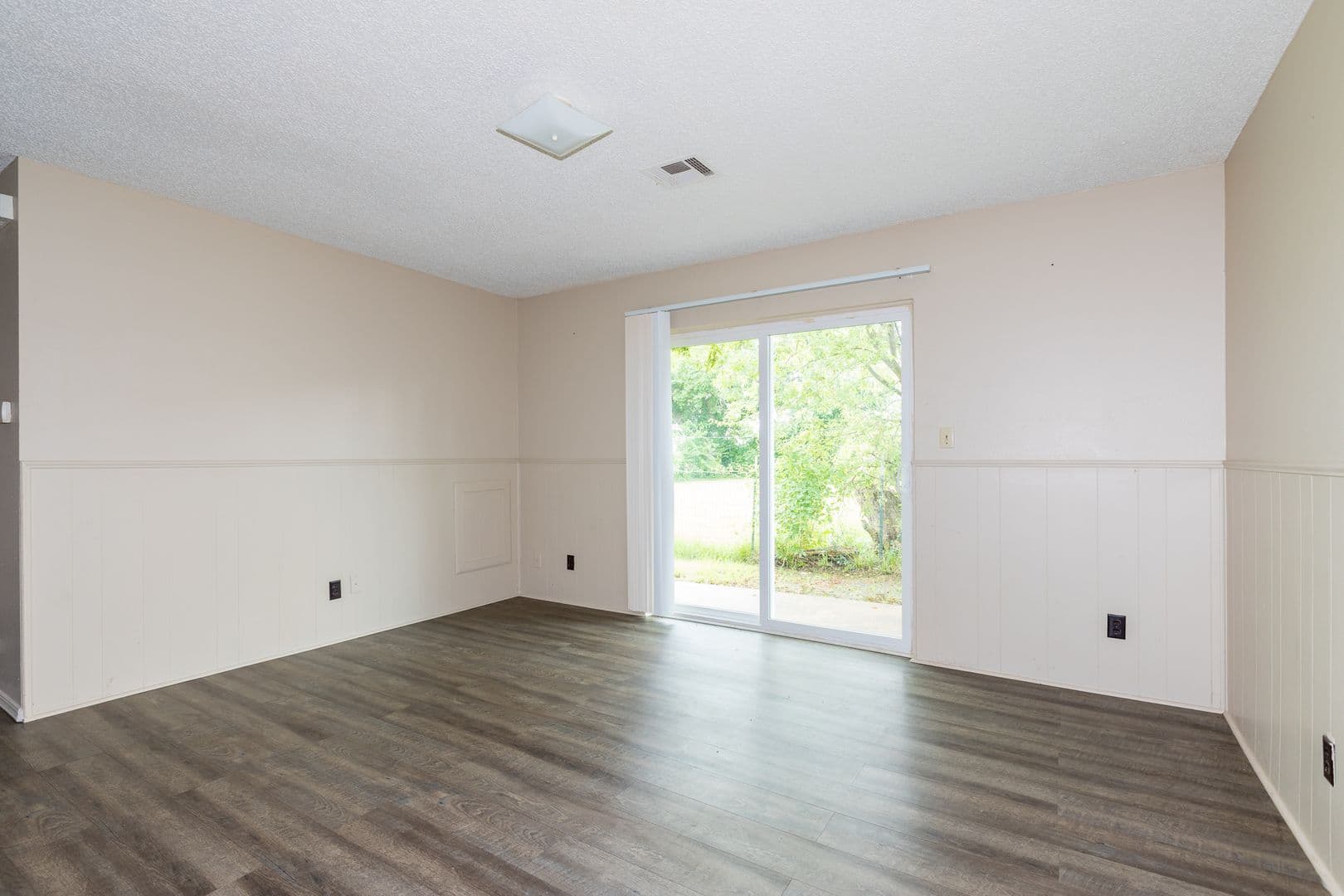 Claremore Apartment: 1421 W Lillian St