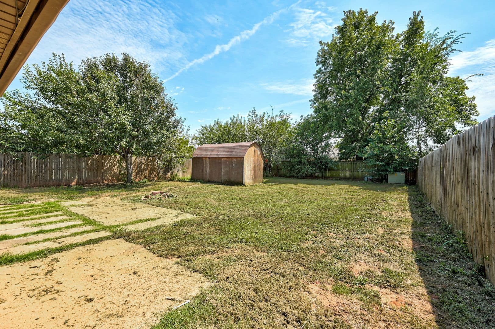 Mustang House: 830 W Perry Dr