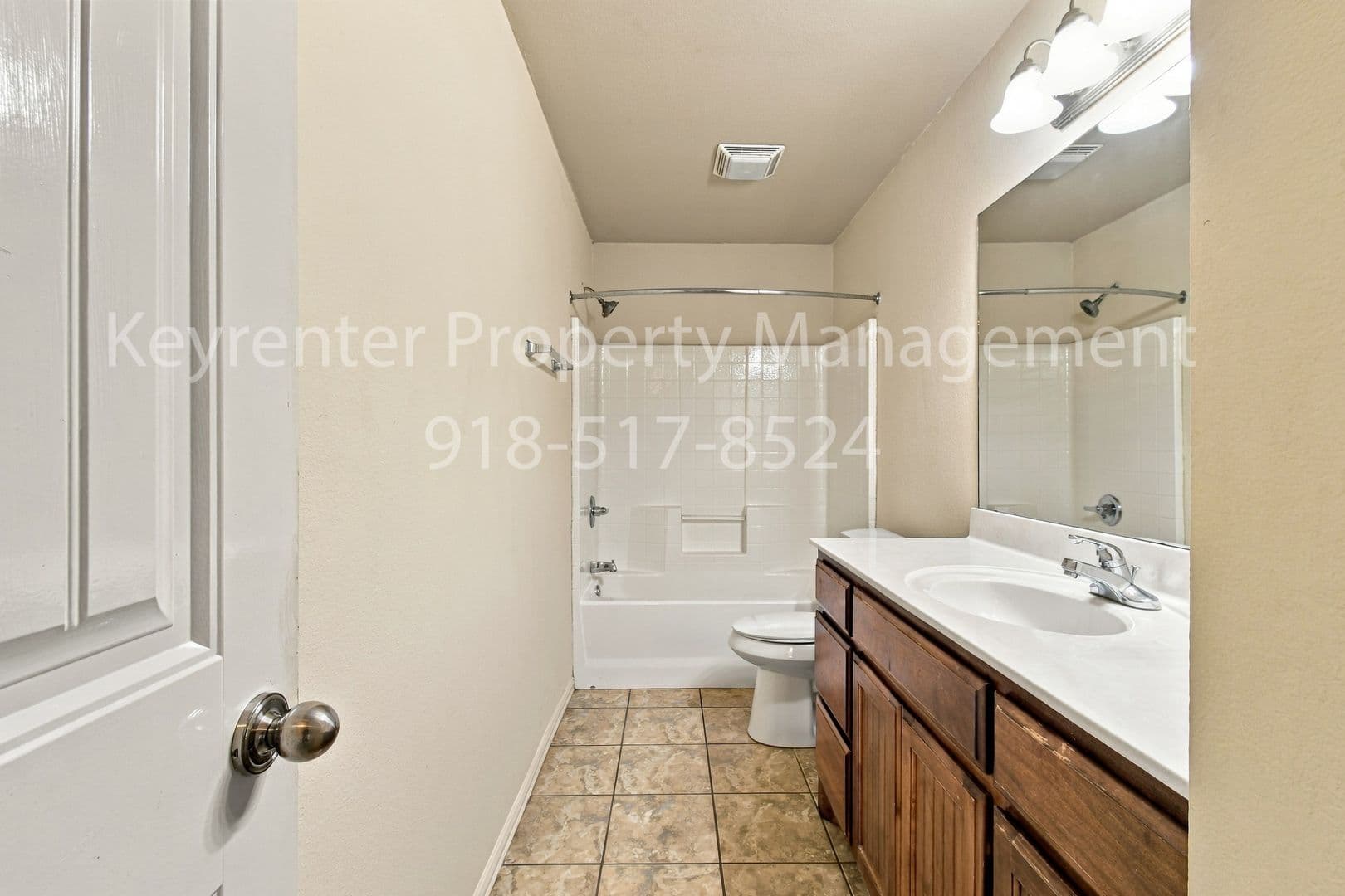 Collinsville House: 2121 W Oak St