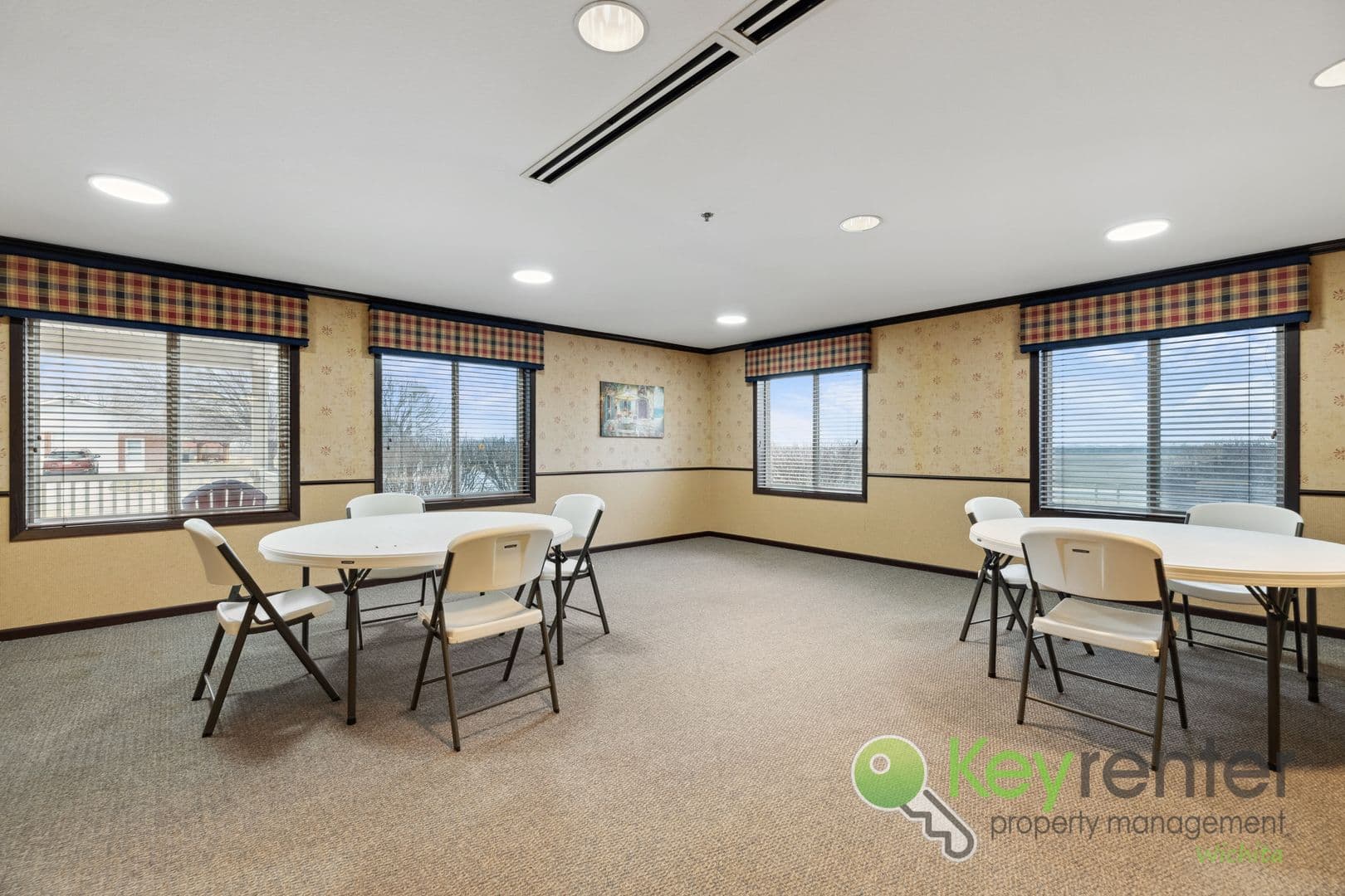 Lyons Apartment: 1411 S Douglas Ave