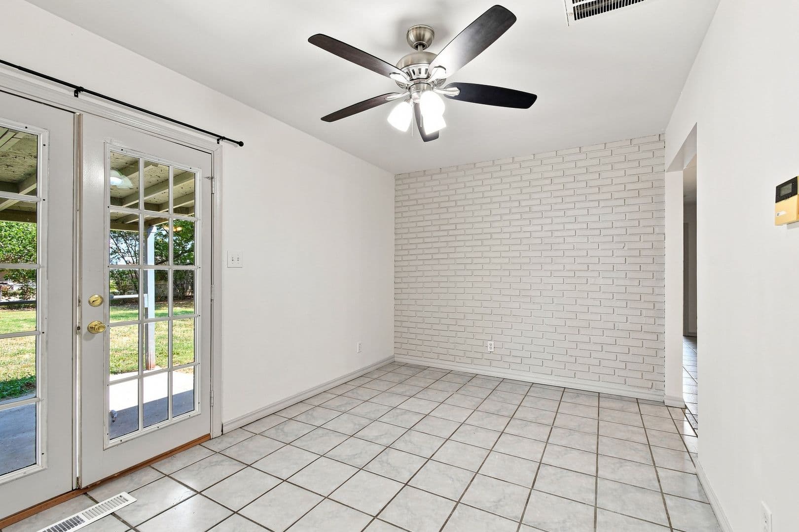 Collinsville House: 608 E Center St
