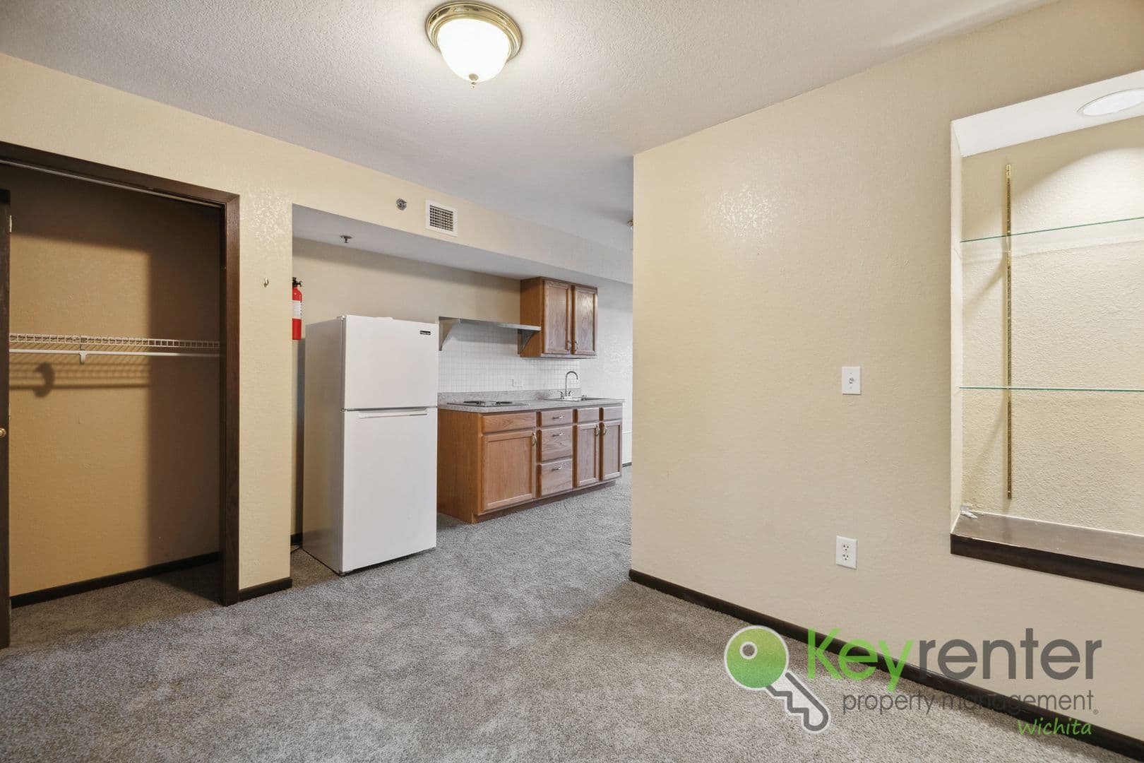 Lyons Apartment: 1411 S Douglas Ave