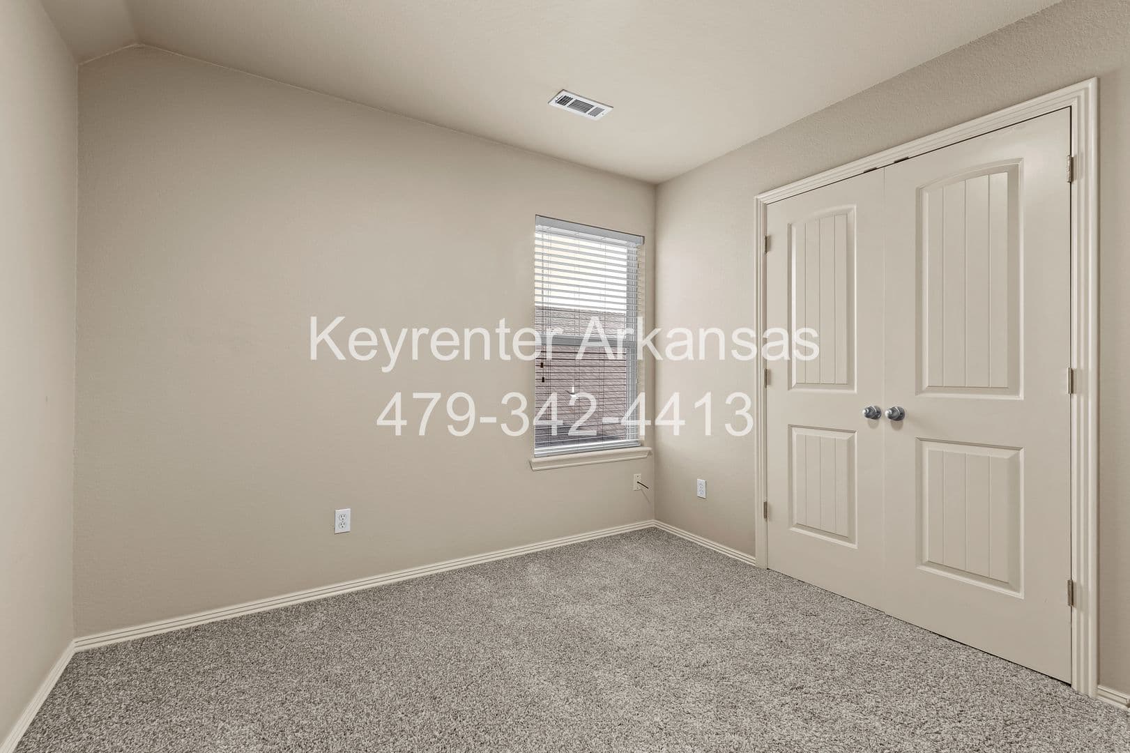Fayetteville House: 1481 S Holland Dr