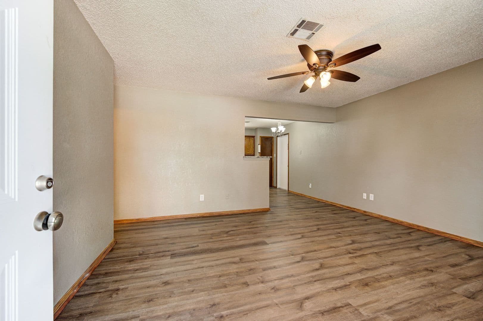 Mustang House: 830 W Perry Dr