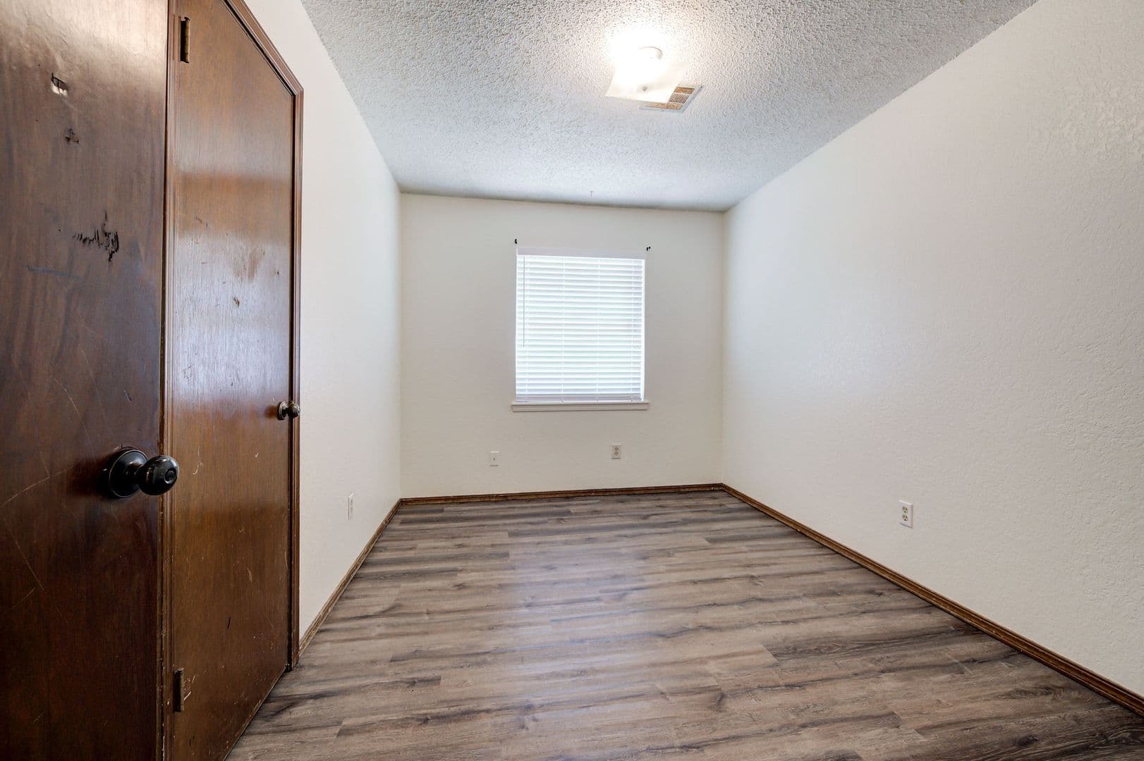 Mustang House: 830 W Perry Dr