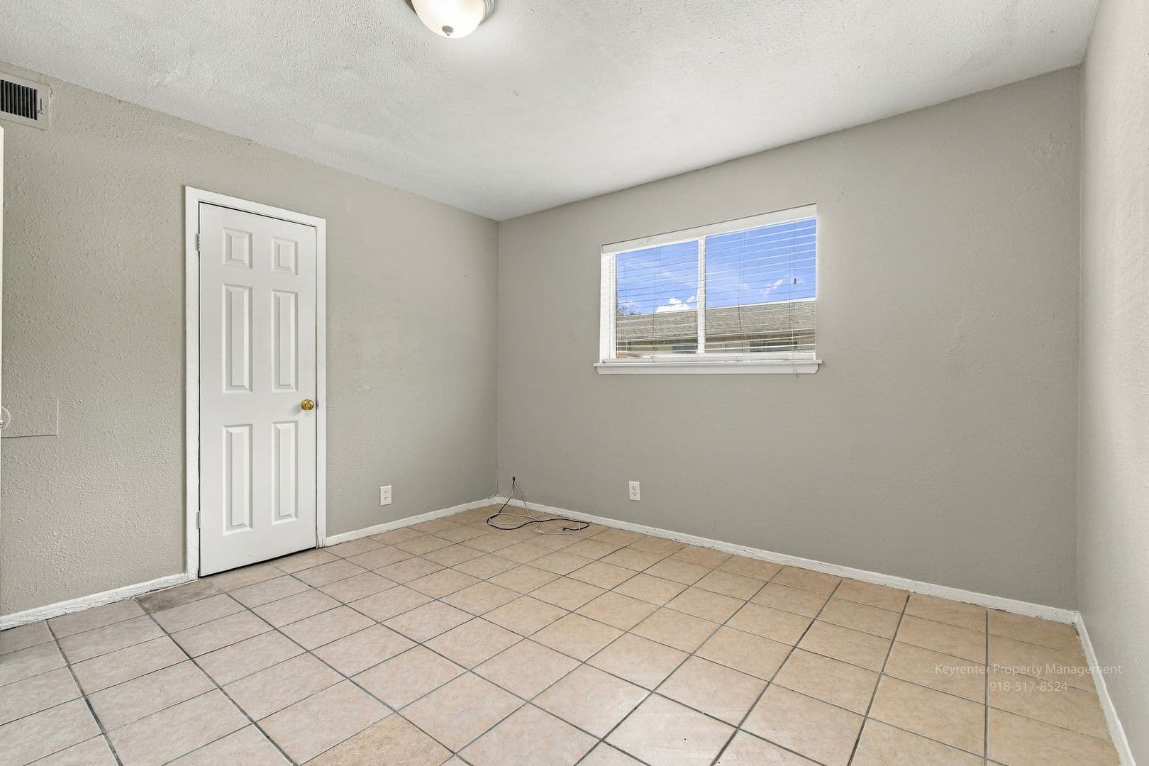 Tulsa House: 1072B N Irvington Ave