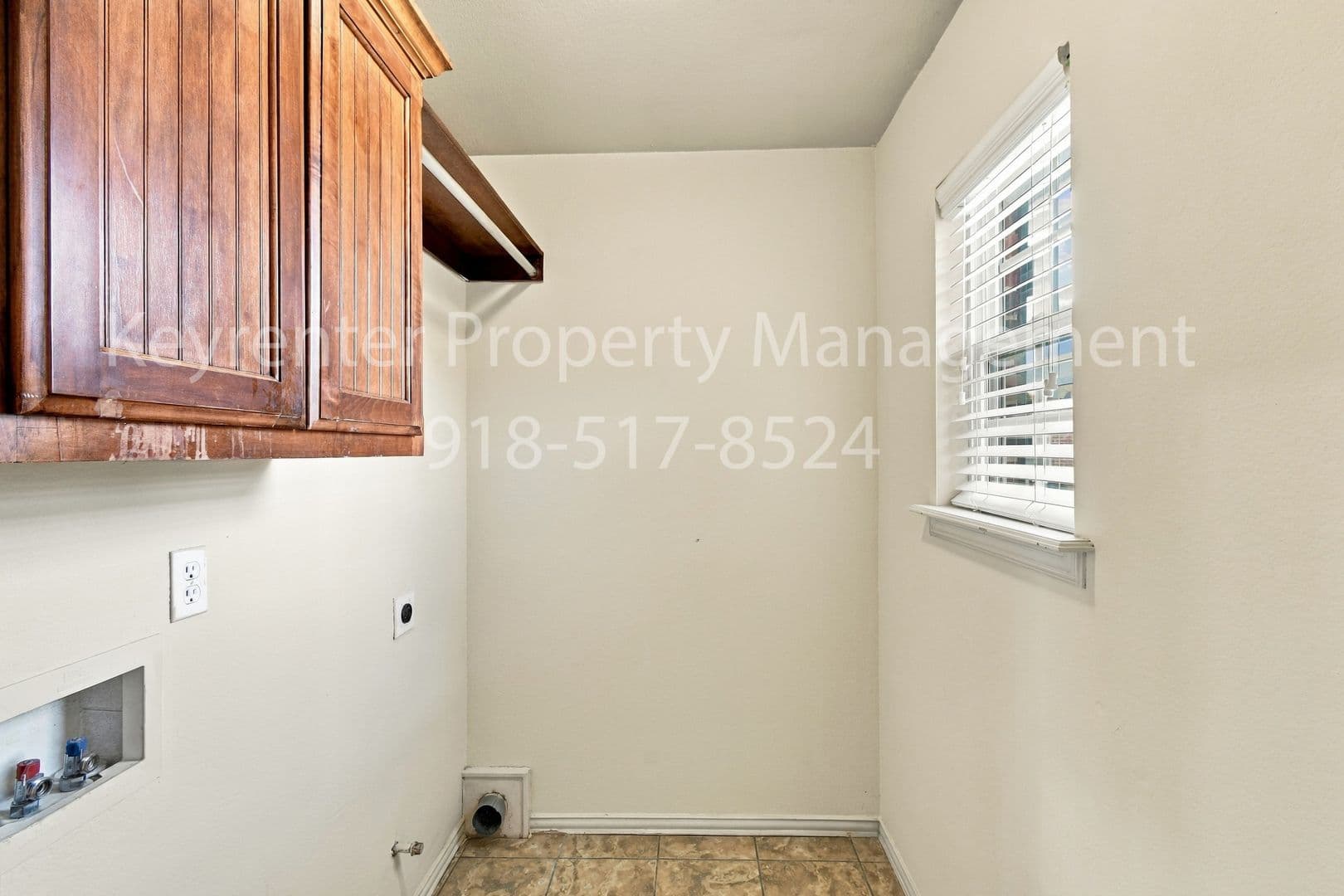 Collinsville House: 2121 W Oak St