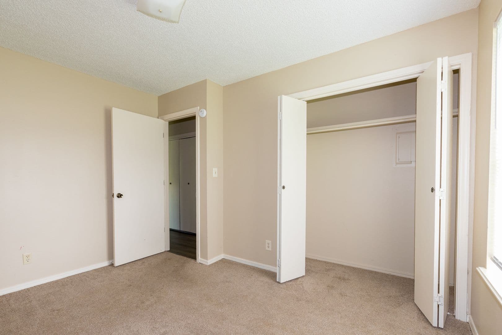 Claremore Apartment: 1421 W Lillian St