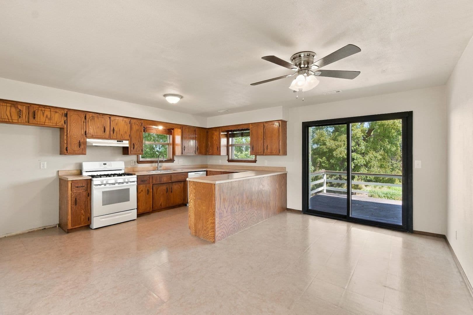 Bentonville House: 13917 Rolling Hills Rd