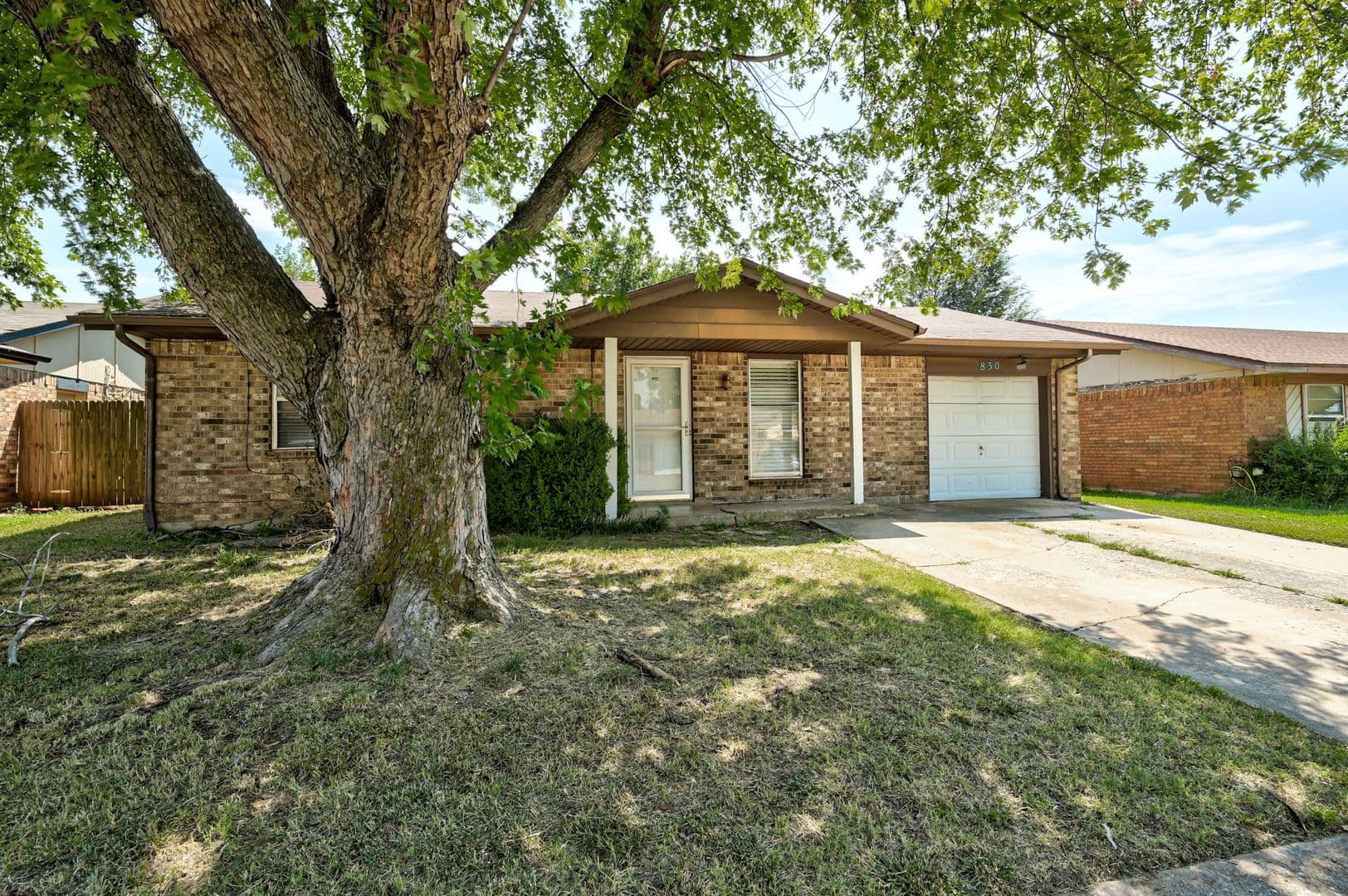 Mustang House: 830 W Perry Dr