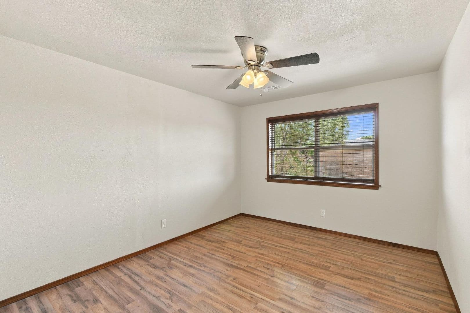 Bentonville House: 13917 Rolling Hills Rd