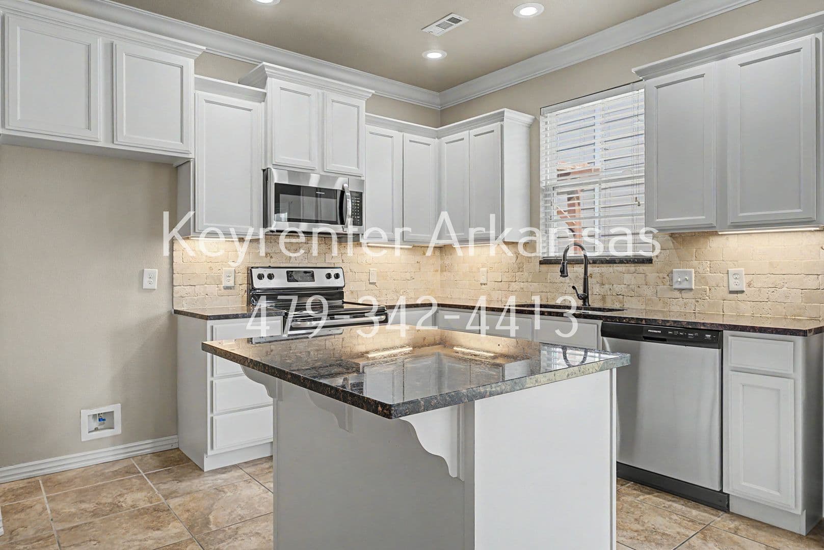 Fayetteville House: 592 N Longfellow Ln