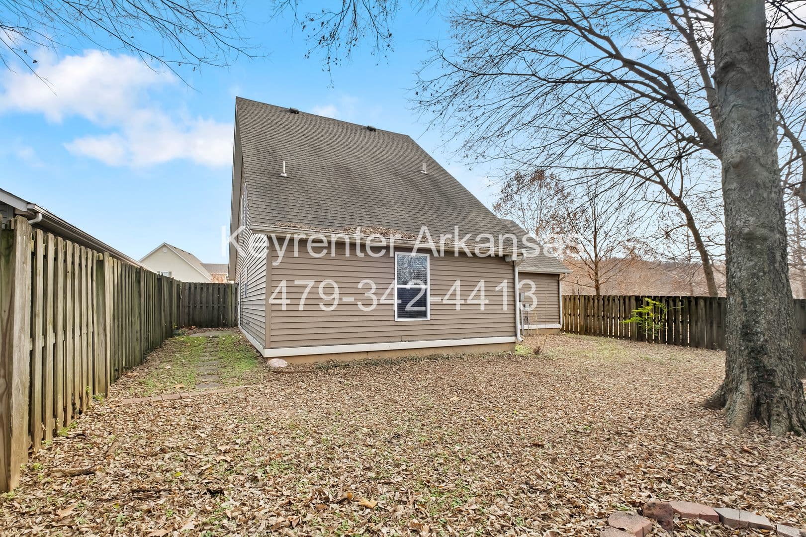 Fayetteville House: 1481 S Holland Dr