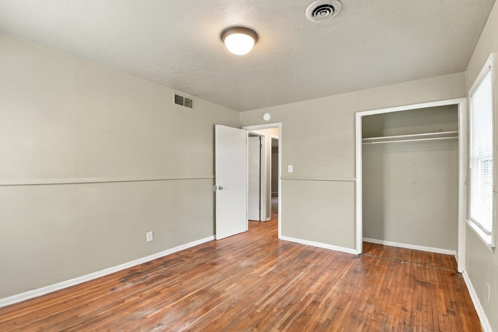 Bartlesville House: 504 SE Elmhurst Ave