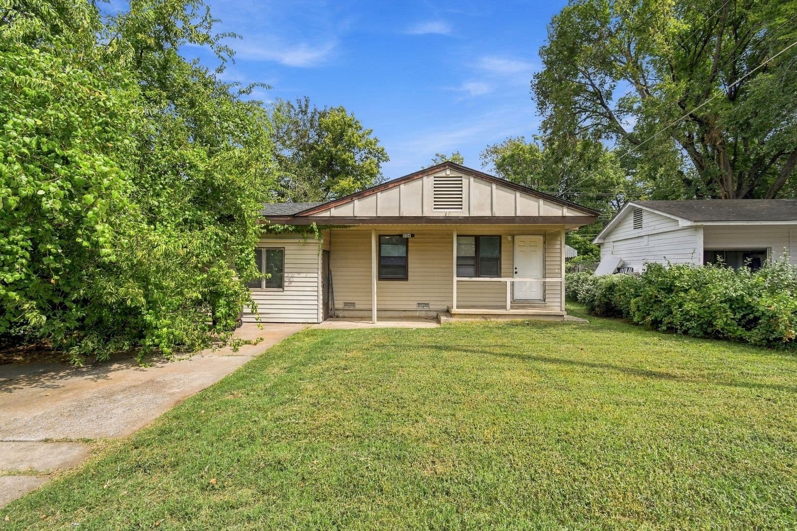 Bartlesville House: 504 SE Elmhurst Ave