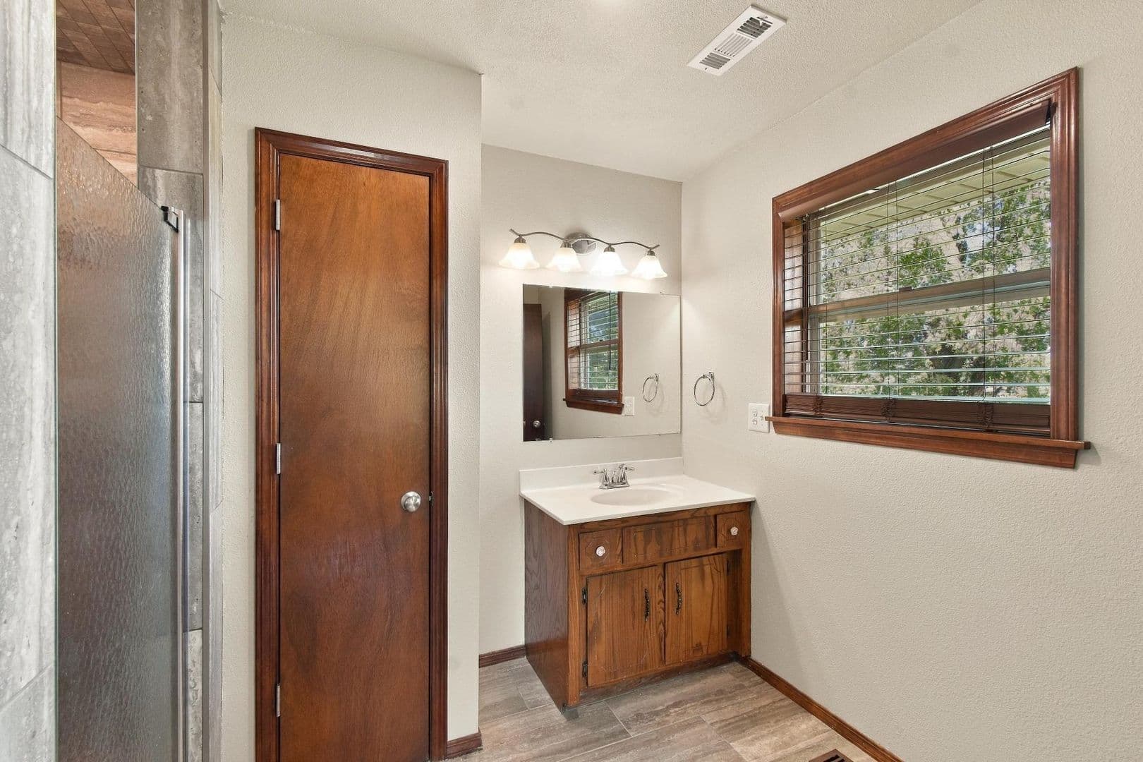 Bentonville House: 13917 Rolling Hills Rd