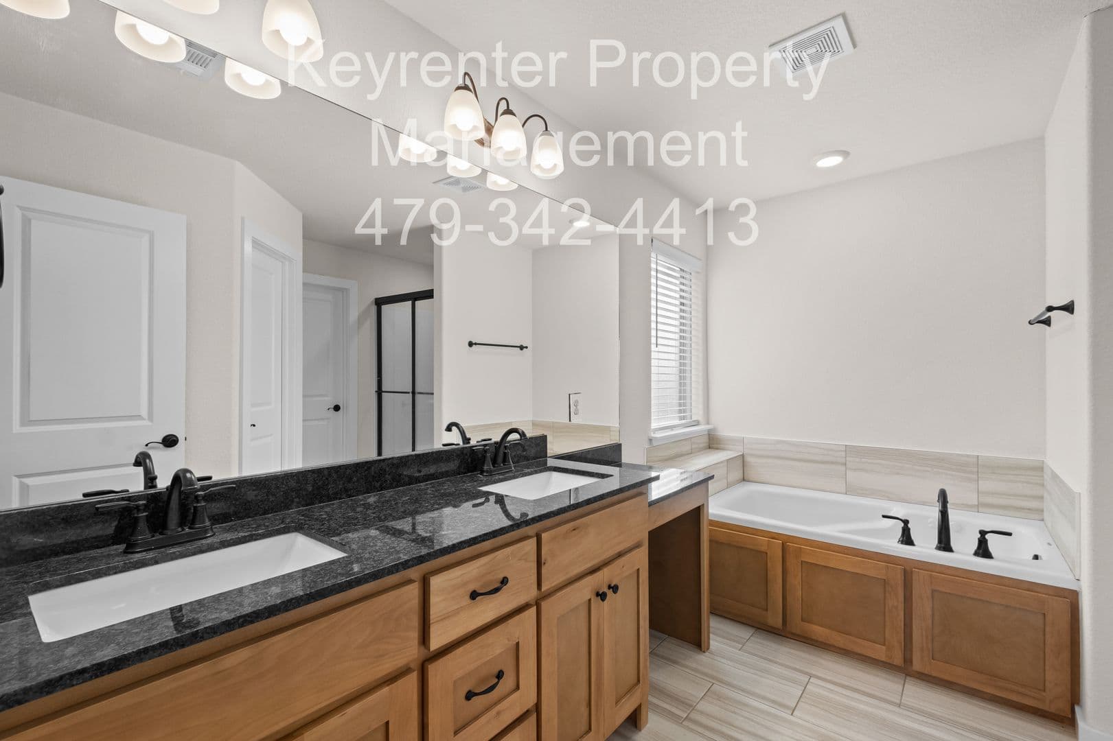Fayetteville House: 4532 W Newton Ave