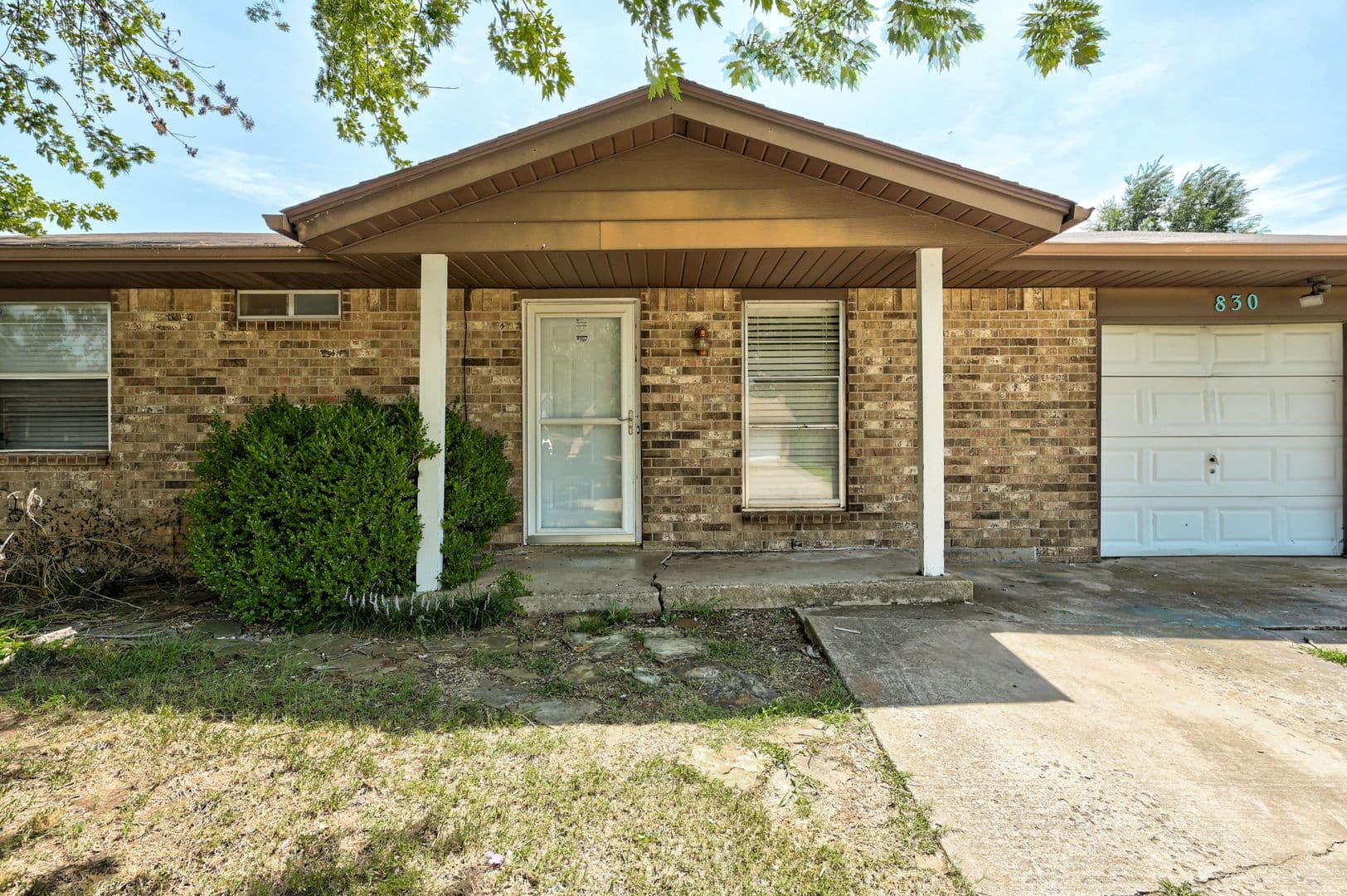 Mustang House: 830 W Perry Dr